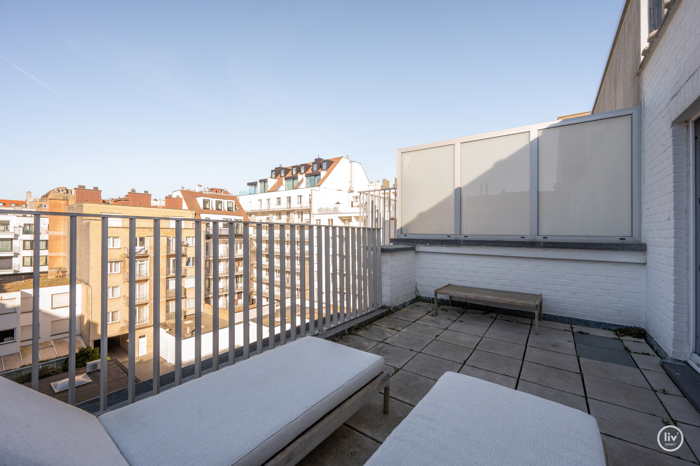 Prachtig gerenoveerd appartement met 2 slaapkamers gelegen in een zijstraat van de zeedijk en op wandelafstand van het Driehoeksplein. 