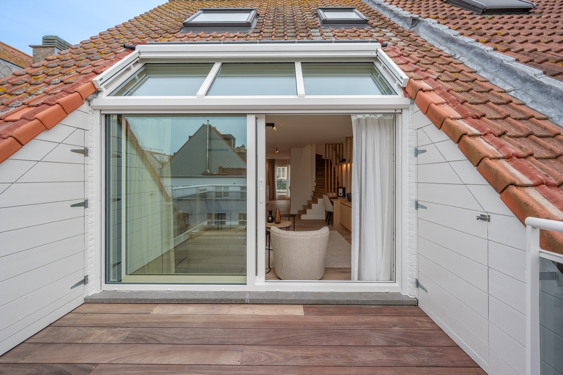 et strand.Magnifique appartement en duplex magnifiquement rénové avec vue latérale sur la mer, 2 chambres à coucher complètes, 2 grandes terrasses et un niveau de finition exceptionnel, situé à quelqu 