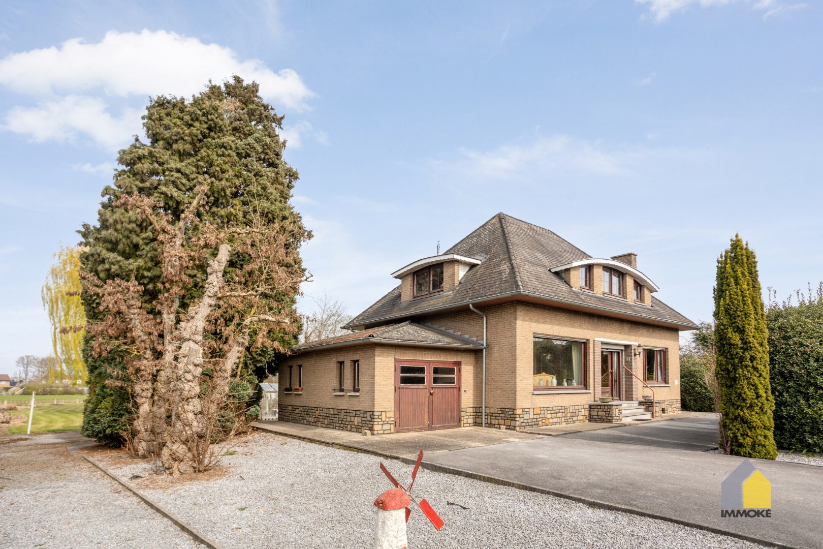 Te renoveren, statige woning op mooi perceel van 23 a 90 ca. 