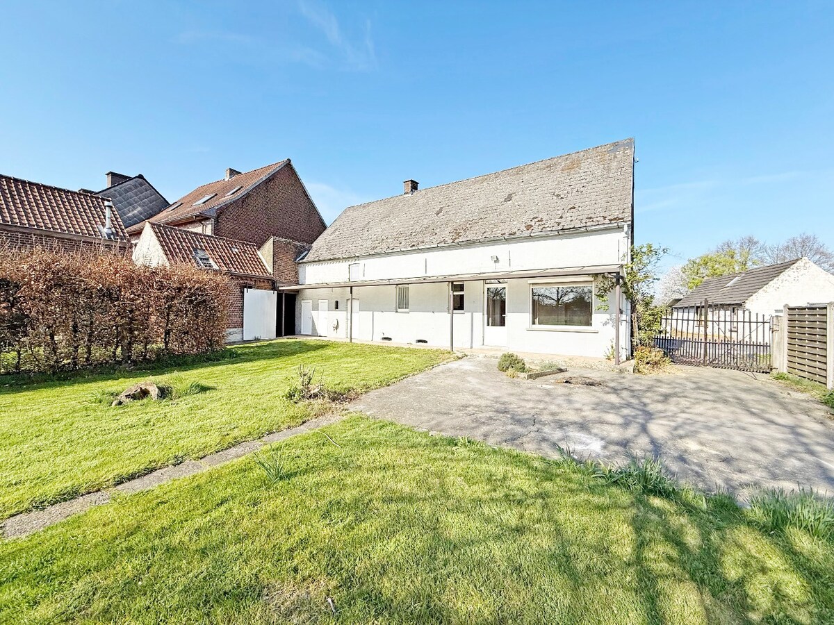 Te renoveren/te slopen HOB met tuin aan station Sint-Denijs-Boekel 