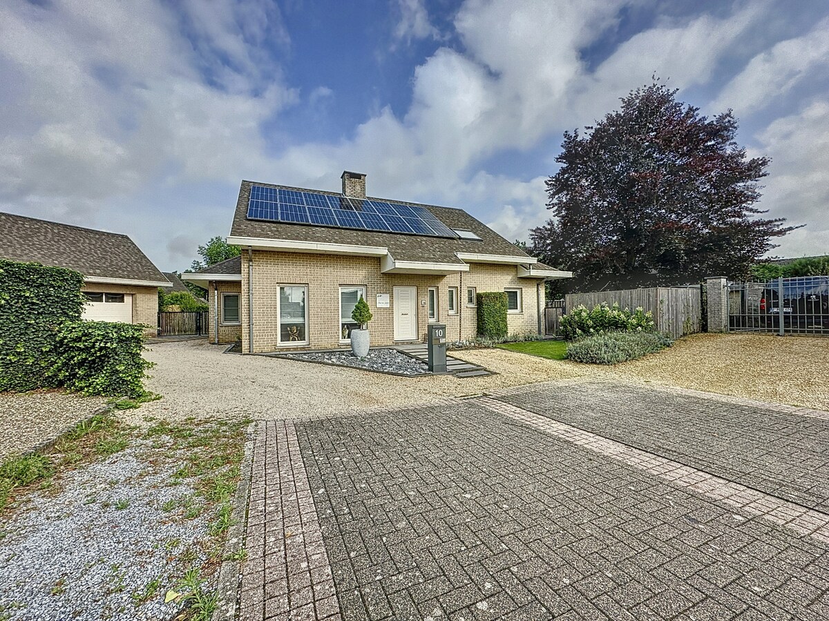 Deze woning is gelegen in Kaulille, een deelgemeente van Bocholt, in een doodlopende straat met een gezellig pleintje. 
