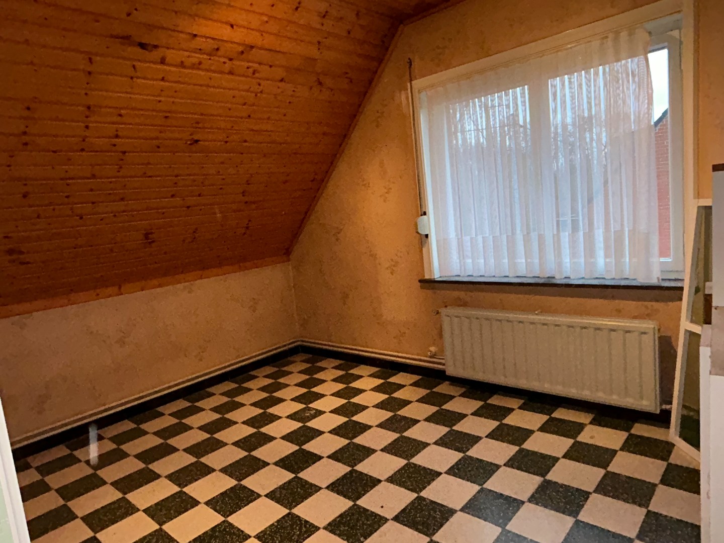 Alleenstaande woning met 4 slaapkamers en garage op 850 m² 
