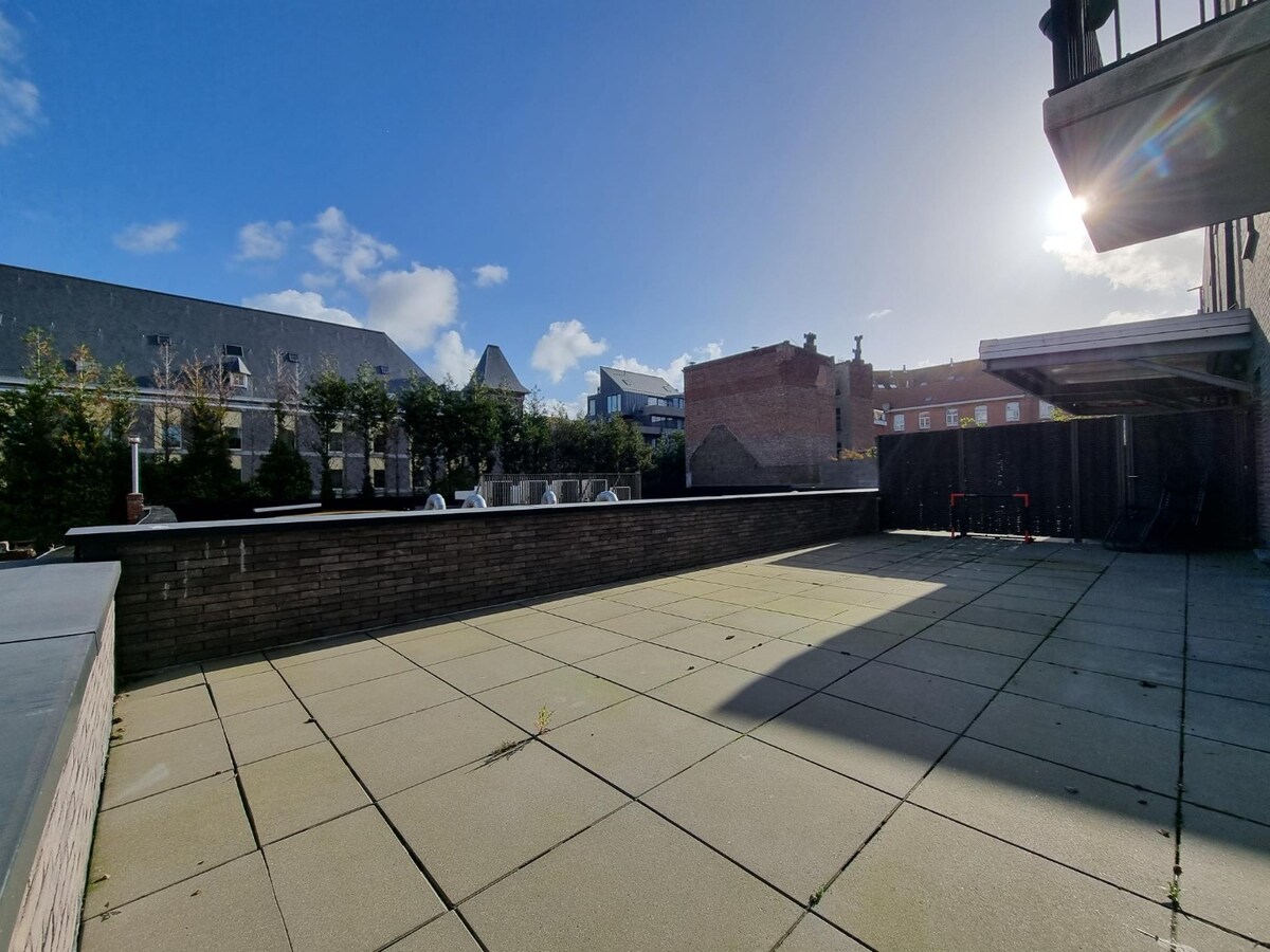 Uitzonderlijk ruim (117m² + 64m² terras!) appartement met drie slaapkamers 