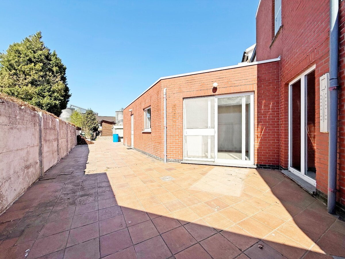 Te renoveren woning met garage en tuin nabij centrum Zottegem 