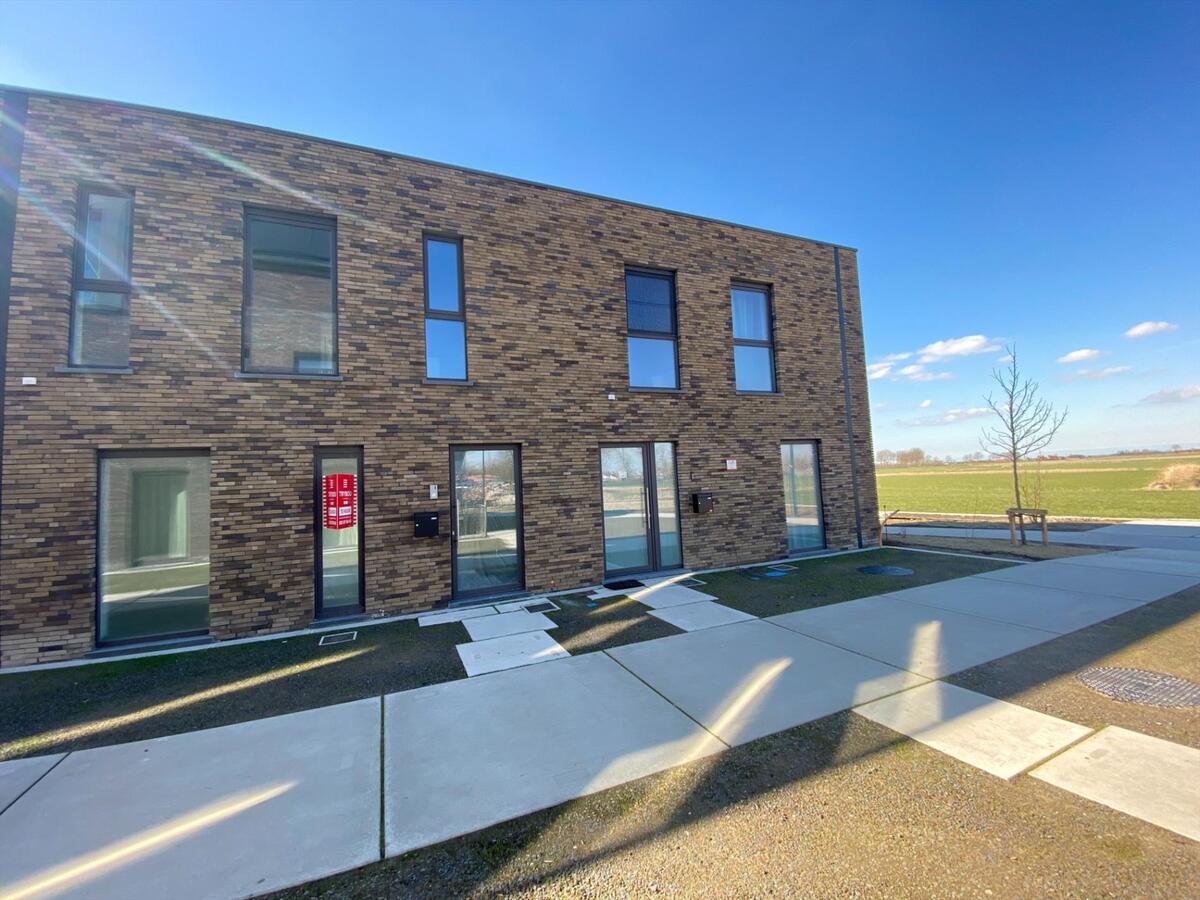 Uitstekend gelegen nieuwbouwwoning met autostaanplaats en fietsenberging 