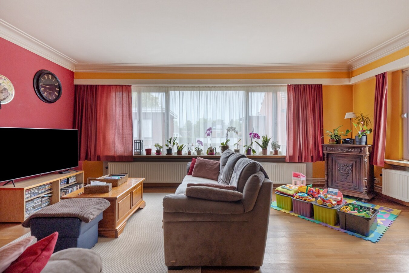 Kleinschalig gebouw met 2 appartementen en bijhorende garageboxen te Brasschaat 