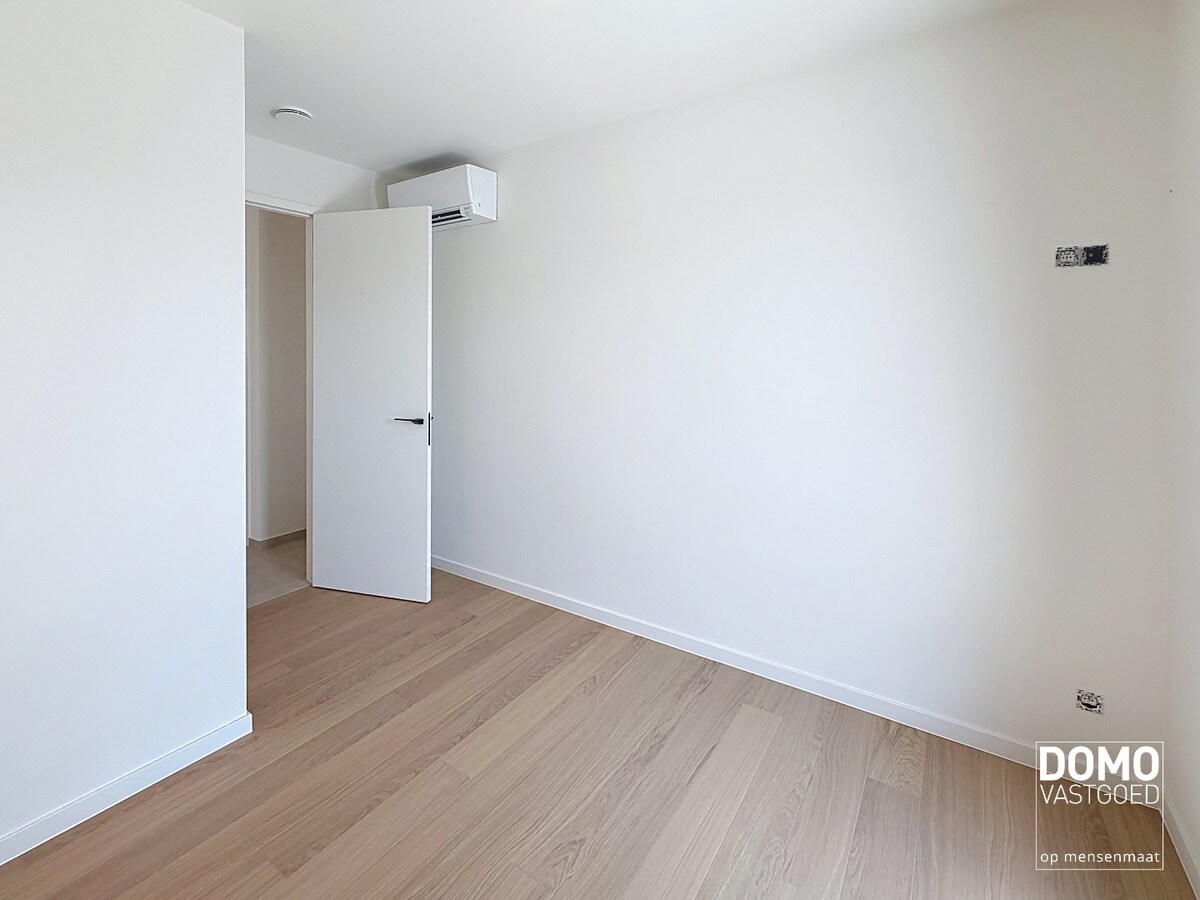 HOOGWAARDIG AFGEWERKT APPARTEMENT VAN 122,50 M² MET 2 SLAAPKAMERS, RUIM TERRAS EN PARKEERPLAATS TE CENTRUM TUILT 
