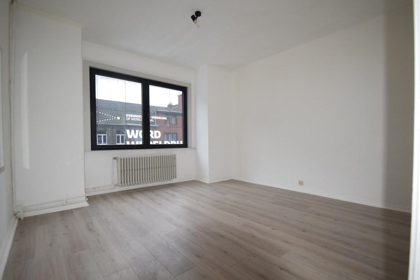 Ruime woning nabij Sint-Amandsplein, vlot bereikbaar 