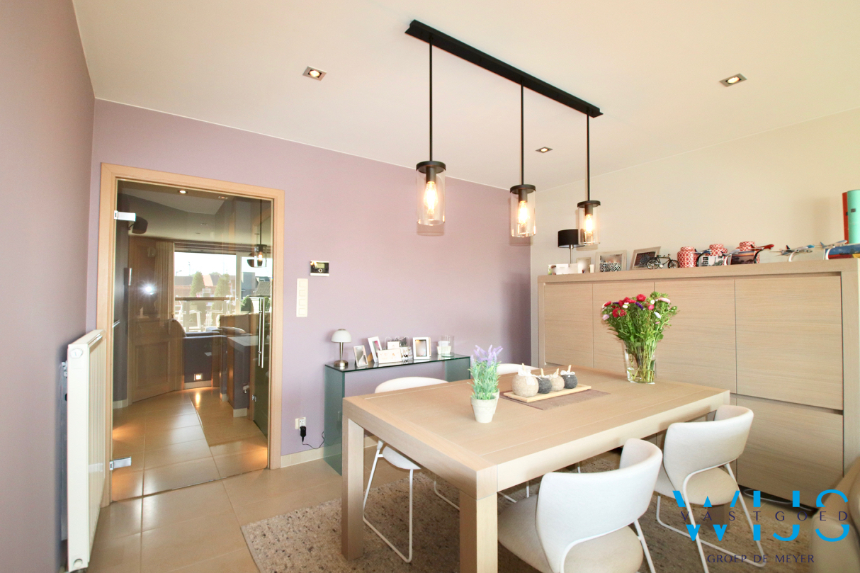 Prachtig 2 slaapkamer appartement MET ruim terras &amp; garage te ERTVELDE ! 