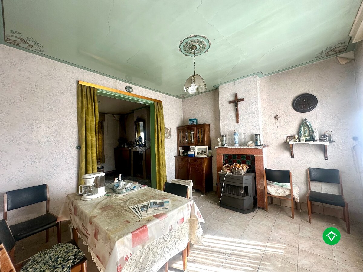 Te renoveren of te slopen woning op ruim perceel van 854 m² in Ichtegem - ideale opportuniteit voor wie wil bouwen of renoveren in een landelijke omgeving. 