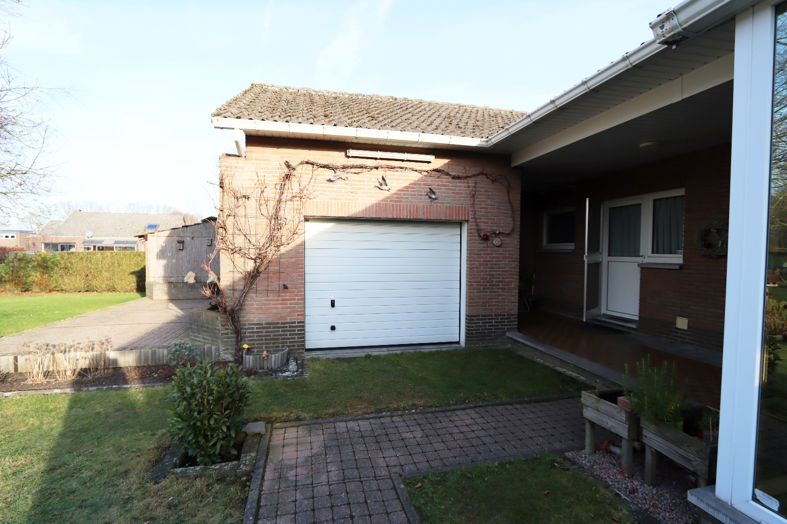 Grote garage aansluitend aan de woning 