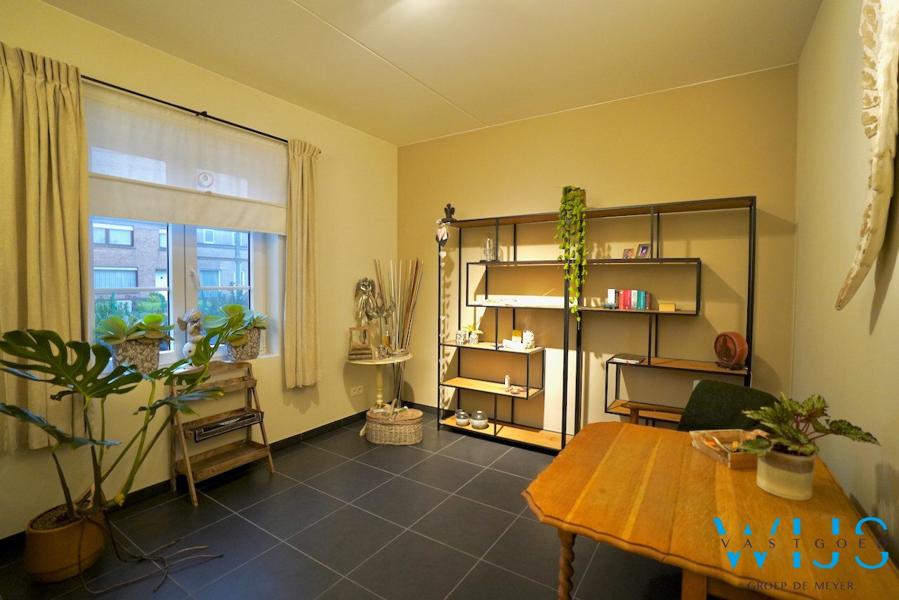 Gelijkvloers appartement met tuin en garage te OOSTEEKLO ! 