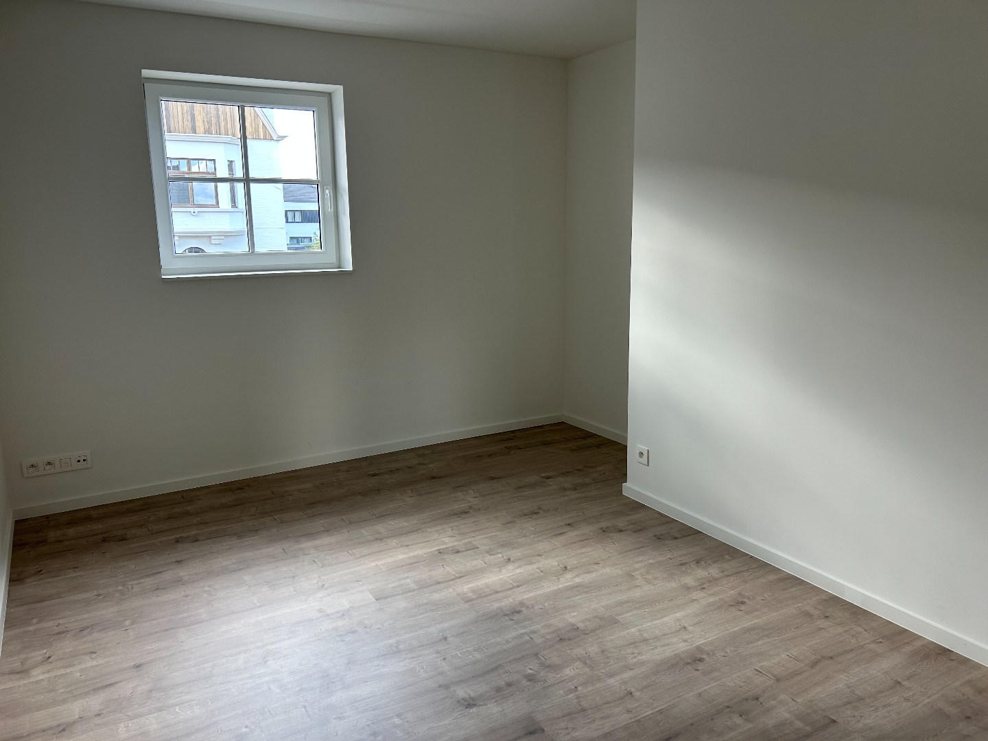 Stijlvolle en ruime nieuwbouwwoning met garage en tuin op 555 m² 