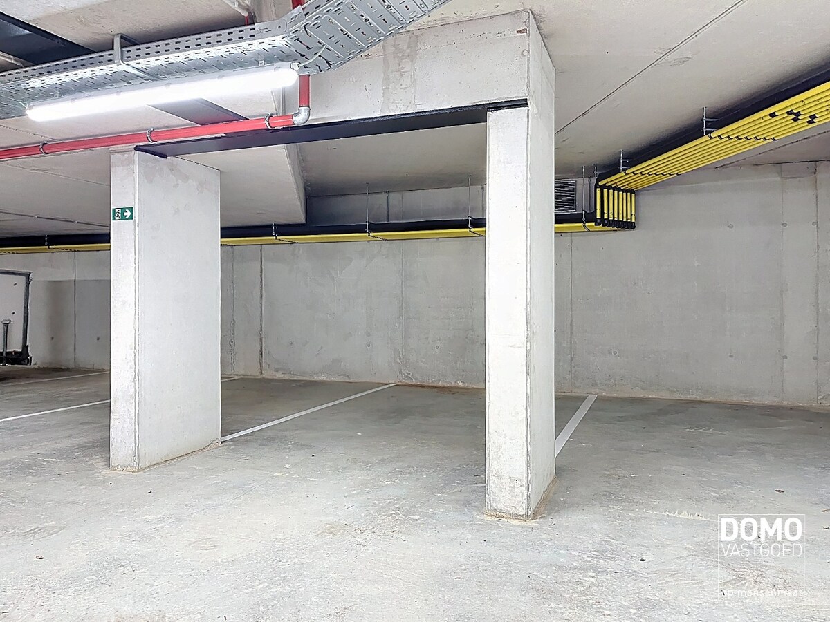 RUIM TWEE SLAAPKAMER APPARTEMENT MET TERRAS, LIFT EN AUTOSTANDPLAATS IN CENTRUM KERMT 