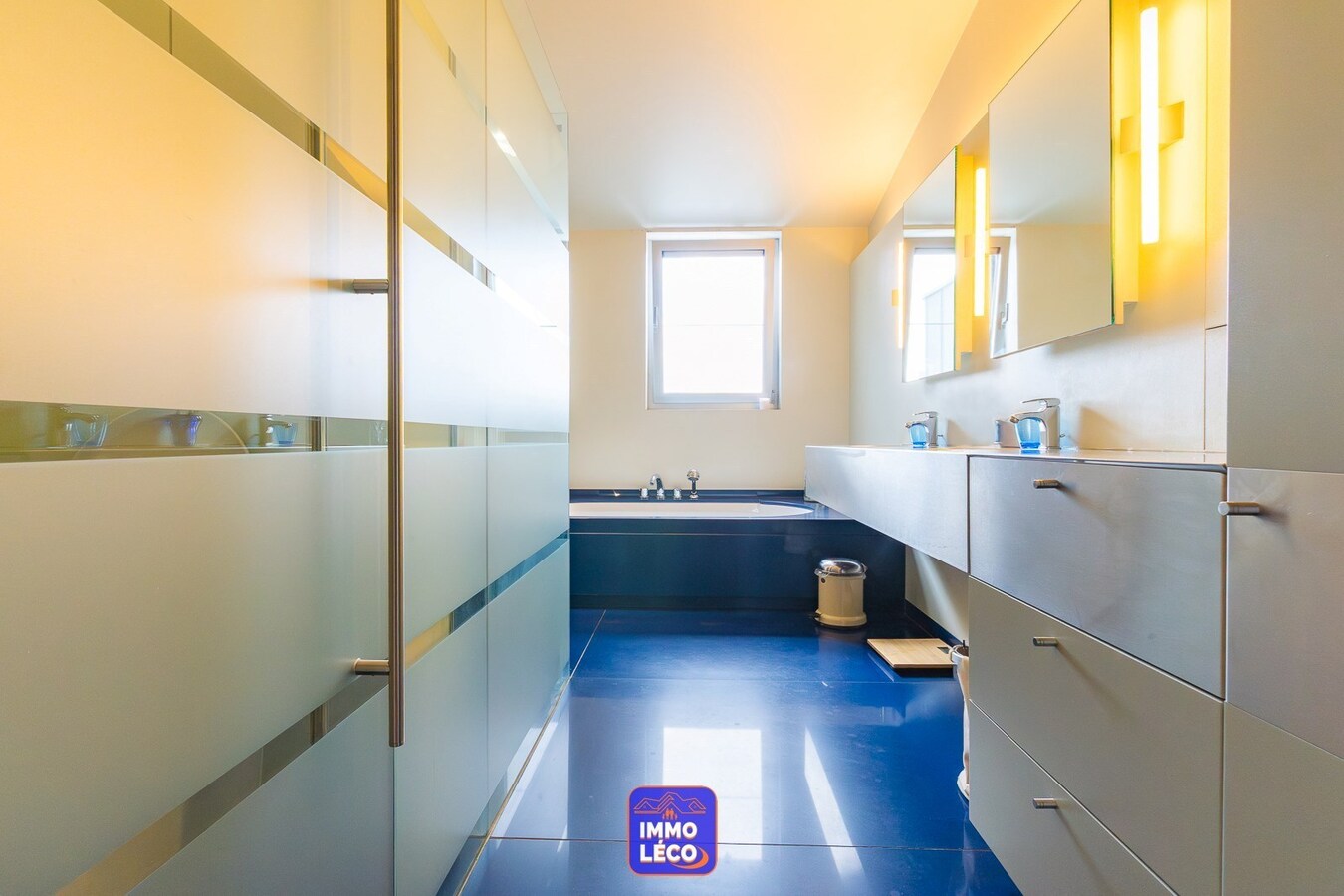 Maison moderne (surface habitable de 486m²), double garage et jardin, en plein centre-ville ! COUP DE COEUR ! 