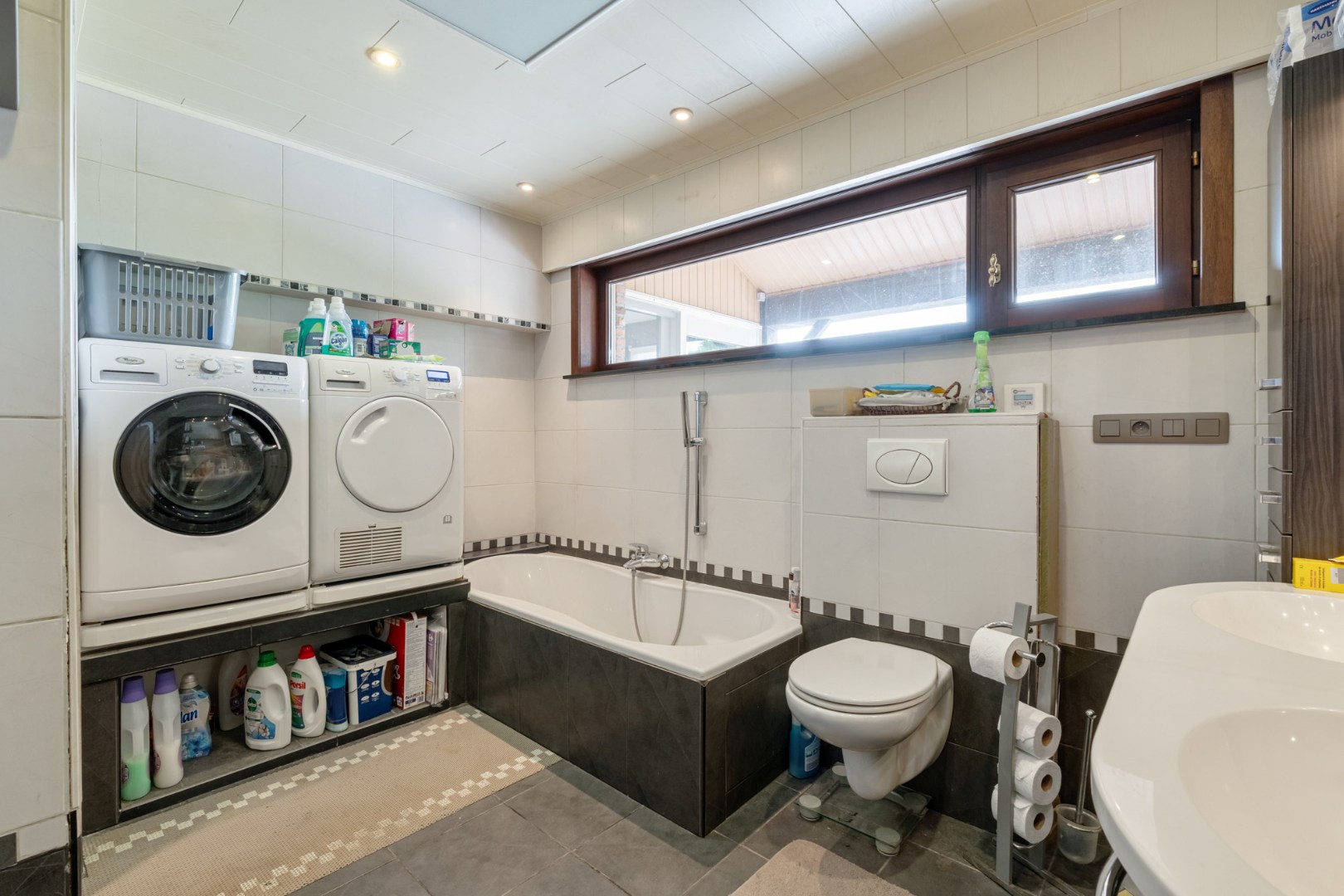 Ruime gezinswoning met 5 slaapkamers en 319 m² bew. opp. te Westerlo! 