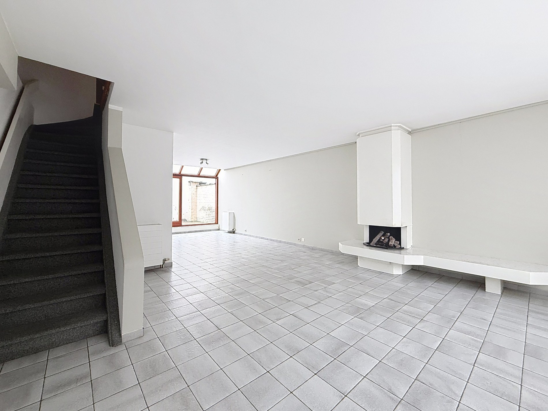 Central gelegen rijwoning in oud-Knokke, op een  centrale locatie, nabij de supermarkten, school, sportcomplex en enkele meters van de Lippenslaan en het openbaar vervoer. 