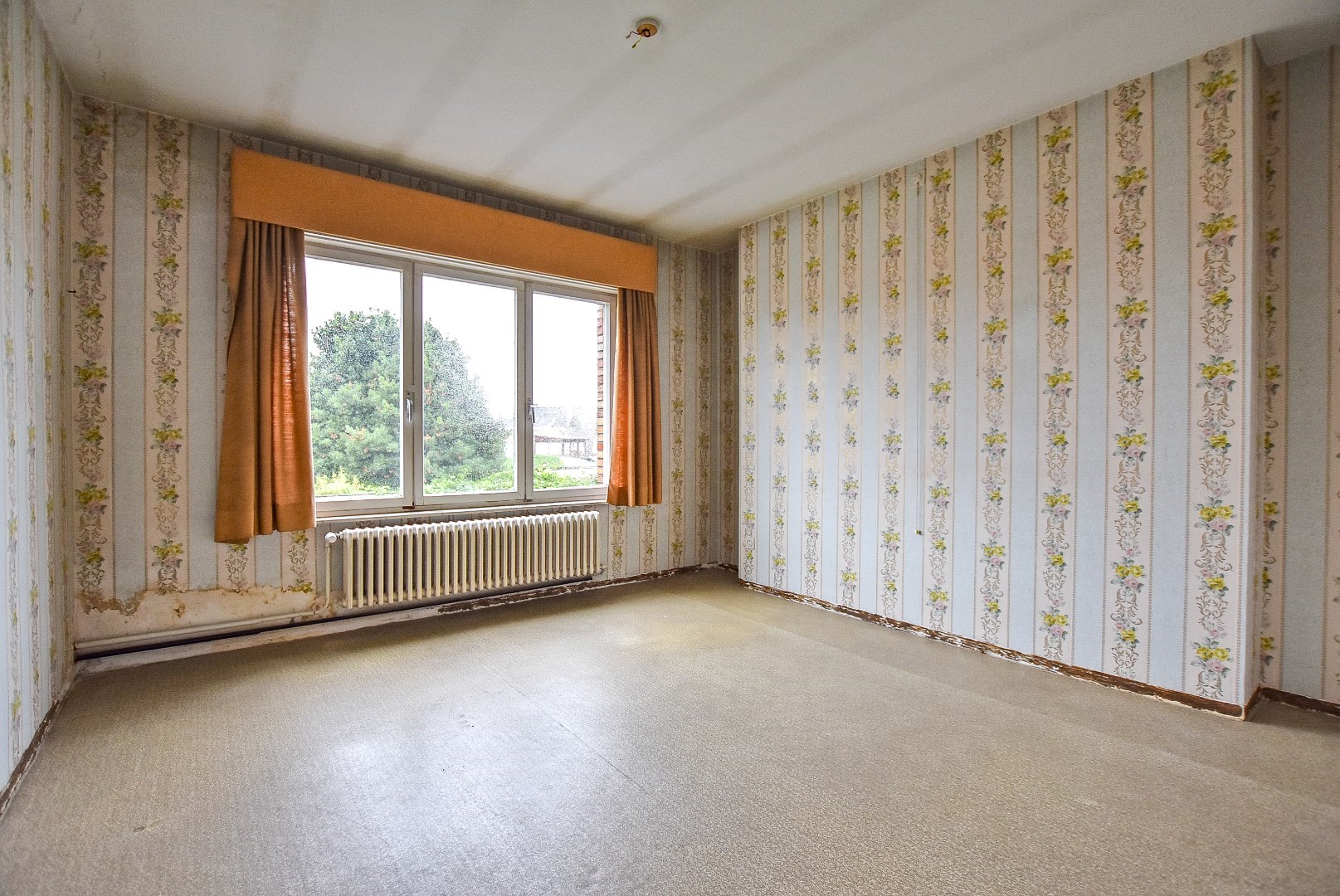 Ruime rijwoning met 5 slaapkamers te centrum Veurne. 