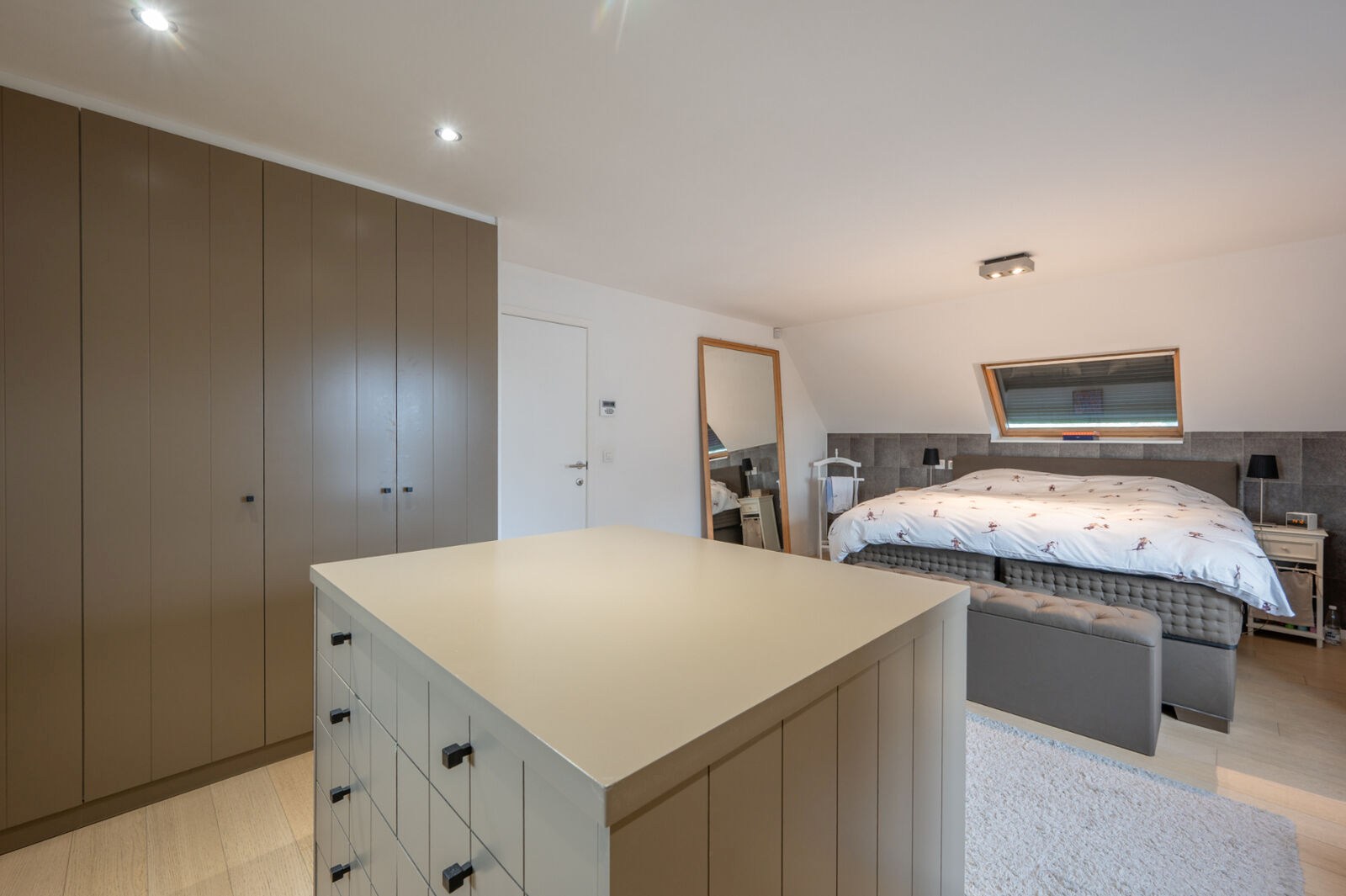 Prachtig gerenoveerde alleenstaande villa geniet van een uitstekende centrale ligging, op slechts enkele minuten van het centrum van Knokke. 