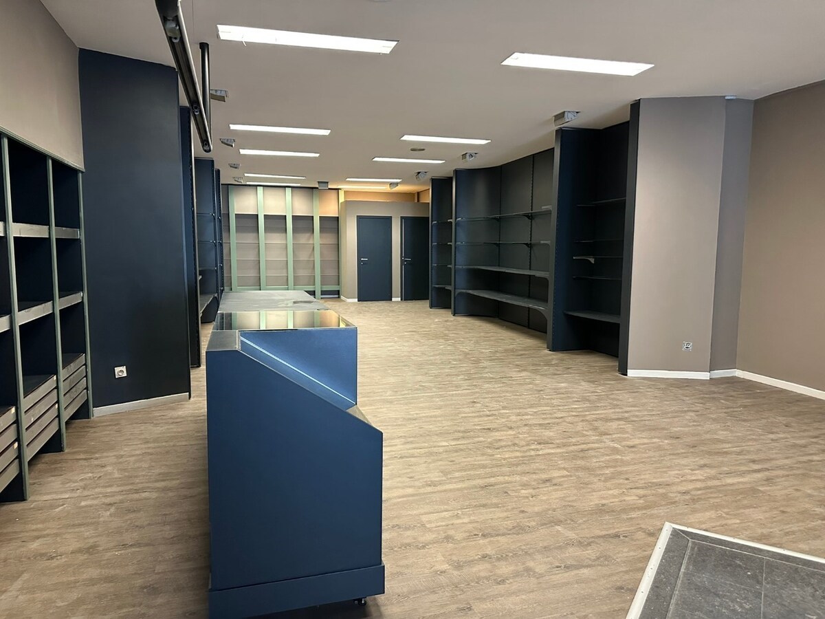 Handelsgelijkvloers, met mooie  etalage,  grote kelder 