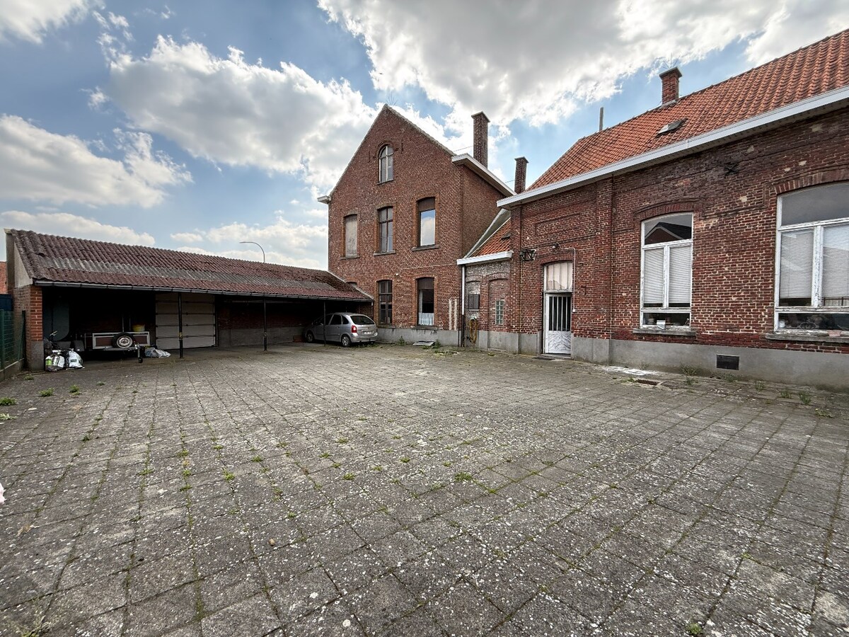 Grote eigendom met atelier. 
