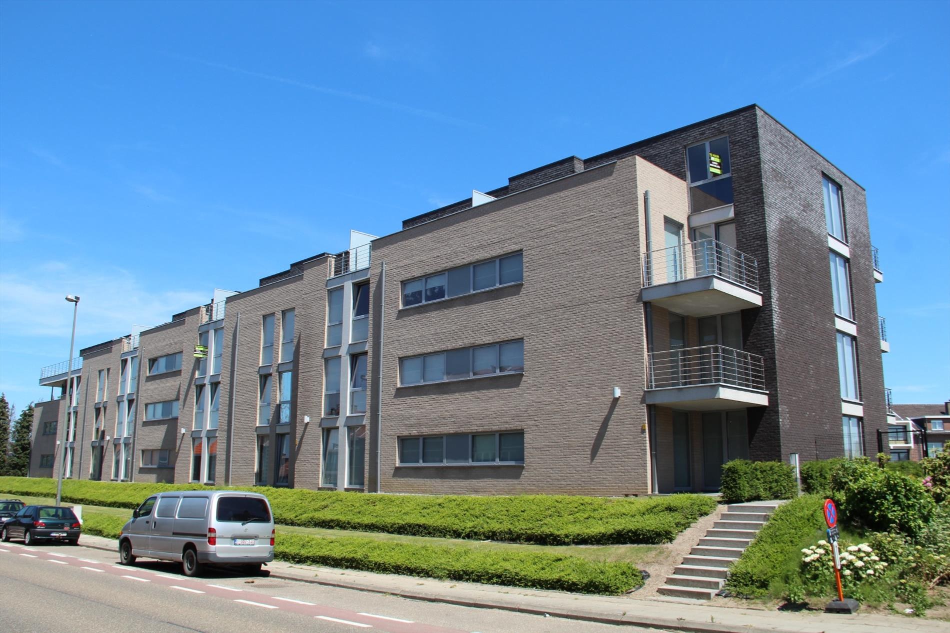 GELIJKVLOERS APPARTEMENT MET RUIM ZONNETERRAS EN GARAGE 