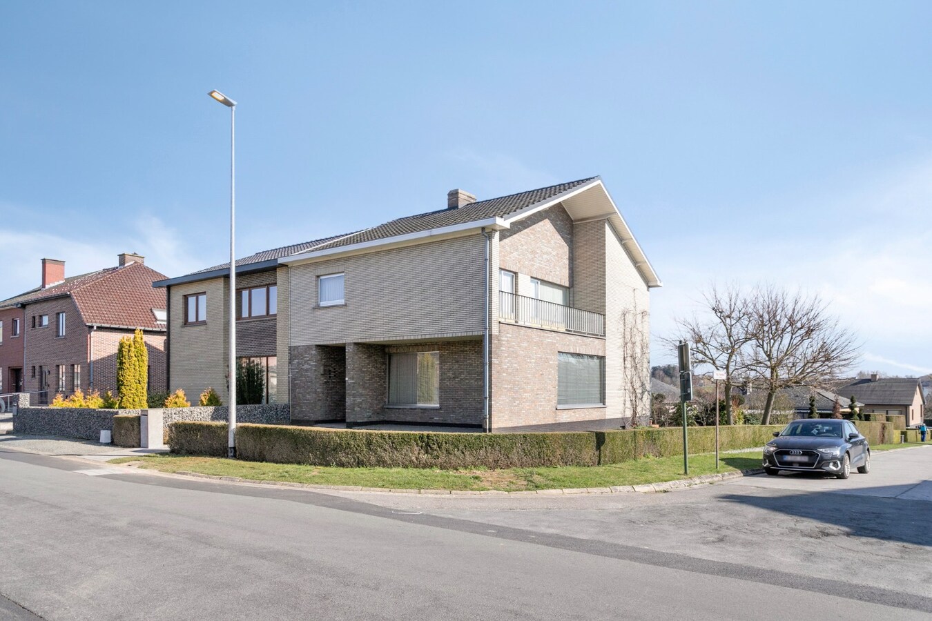 Ruime woning met 4 slaapkamers, veranda en volledig onderkelderd perceel (615 m²) 