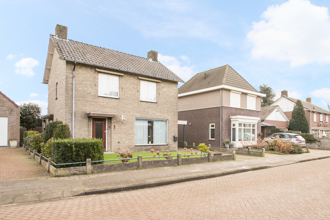 Vrijstaande eengezinswoning met garage en carport. 