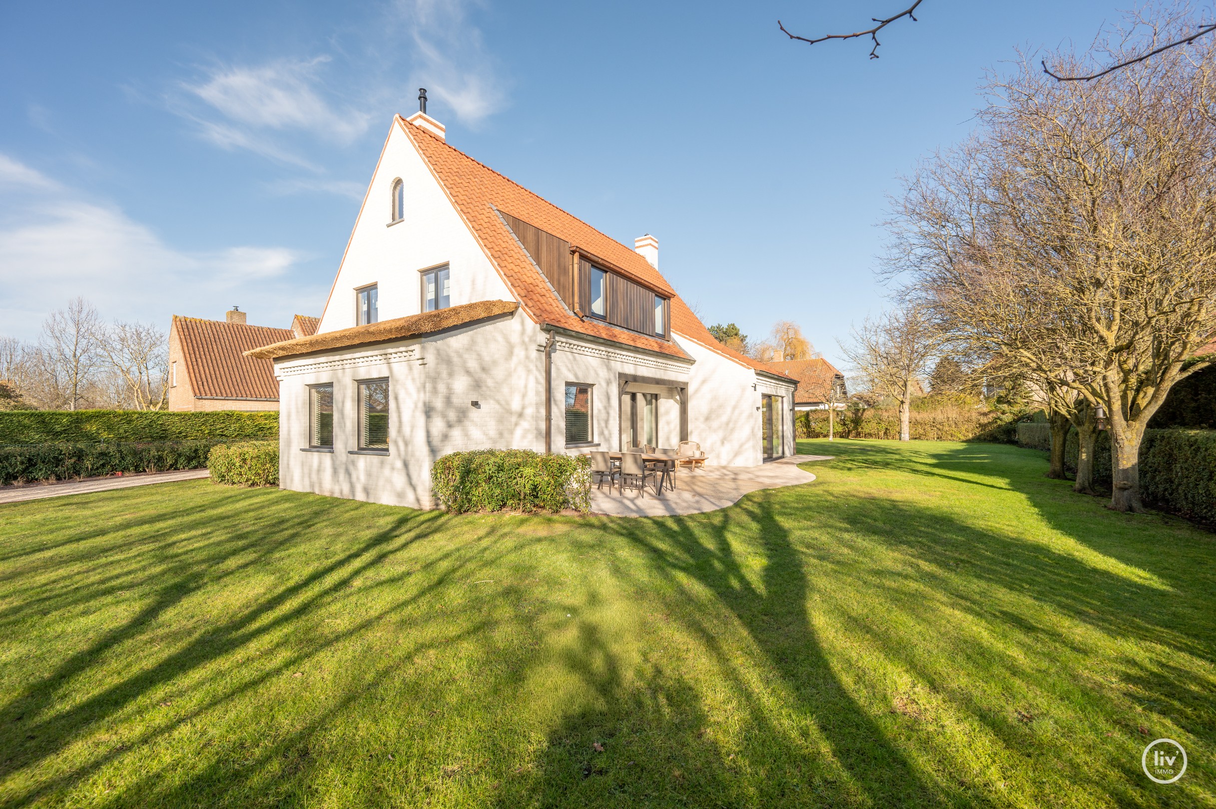 Prachtig gerenoveerde villa, gelegen op een groot perceel van 1365 m2 in een residentiële villawijk op fietsafstand van het centrum van Knokke. 