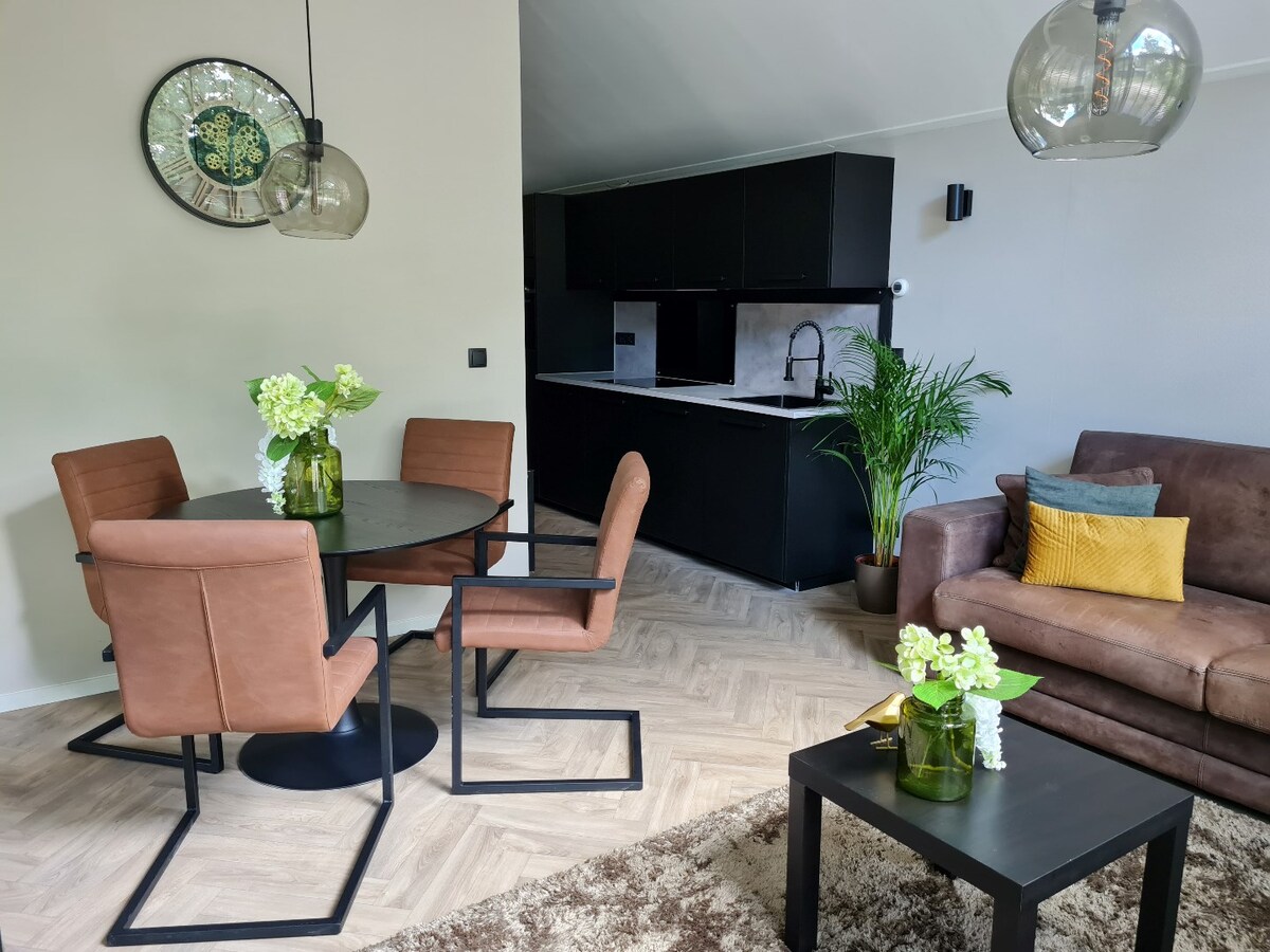 Zeer modern chalet met berging en 2 slaapkamers op park Kempenbos. 