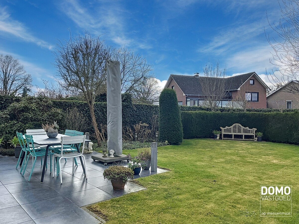 Ruime woning met 4 slaapkamers, groene tuin, terras en inpandige garage 