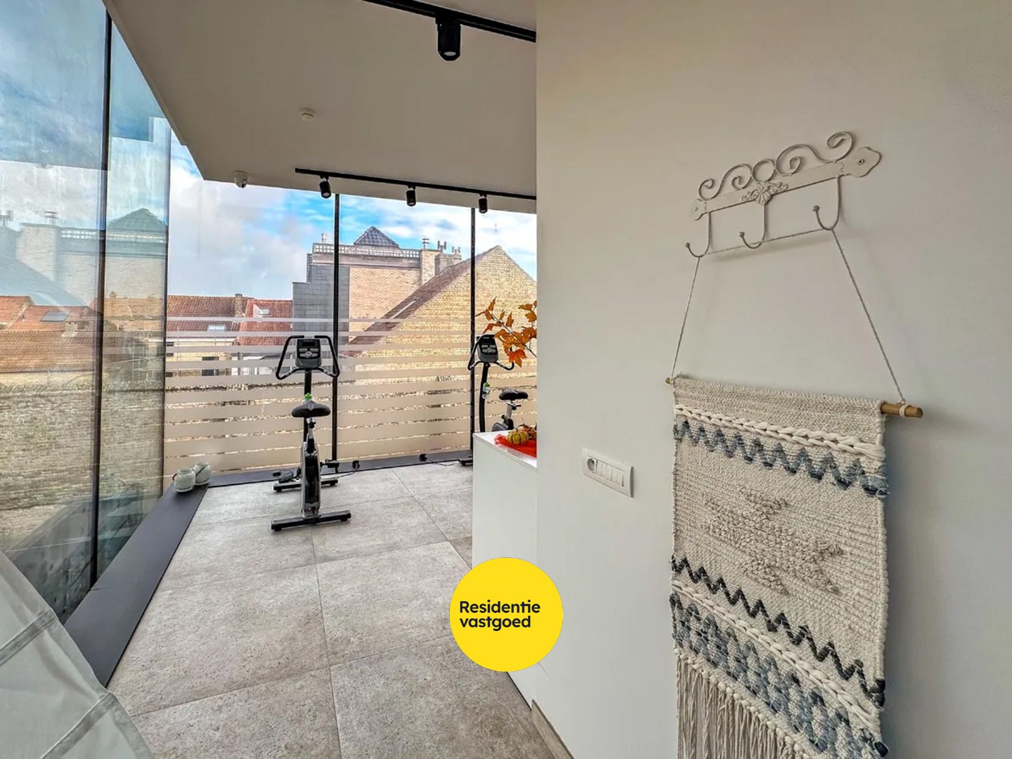 Uiterst goed onderhouden assistentieflat (55m² + 11m² terras) met 1 slaapkamer te Nieuwpoort. 