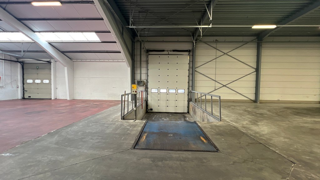 Bedrijfsgebouw met laadkades en kantoren te koop in Ronse