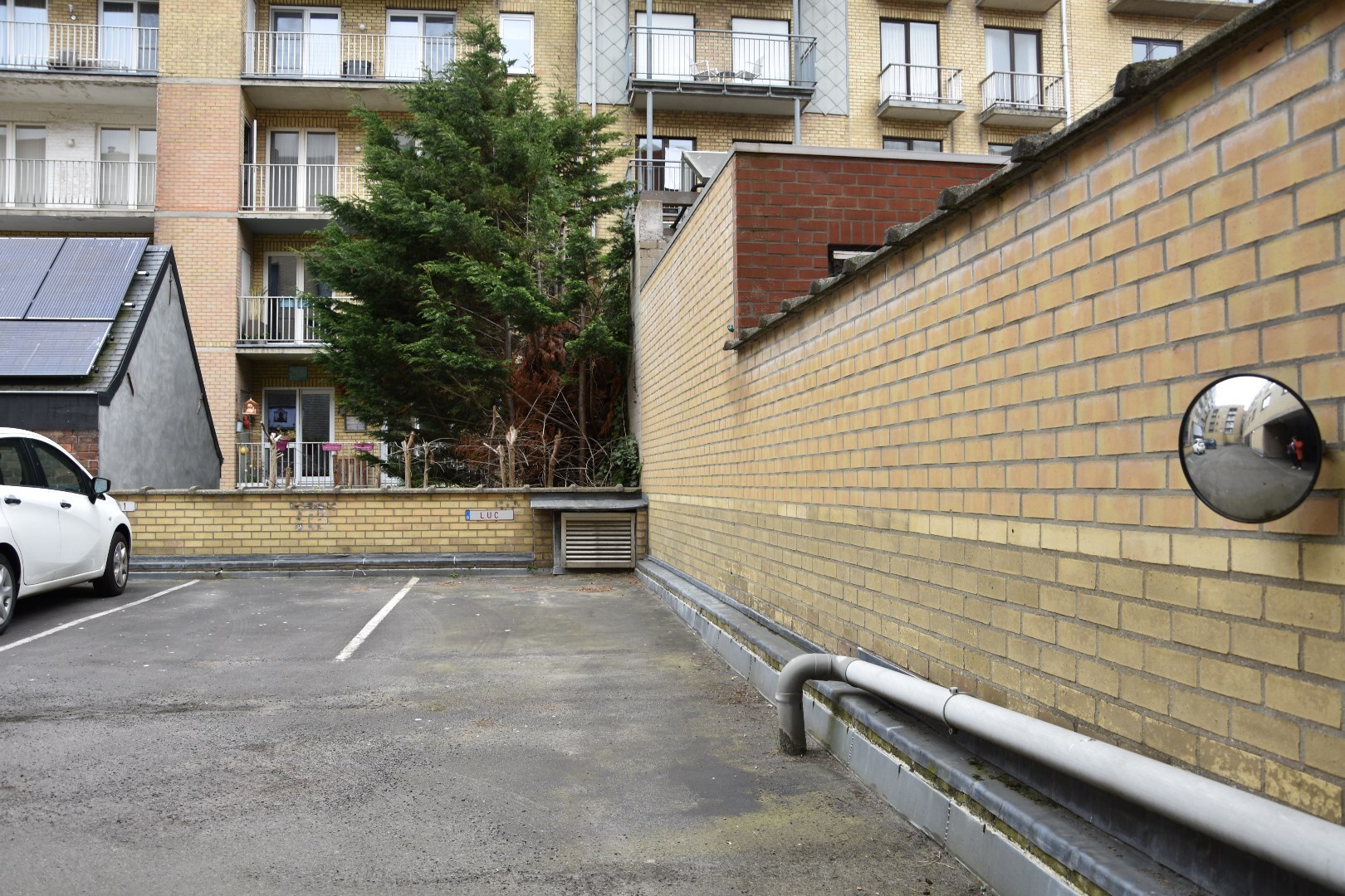 Buiten autostaanplaats te koop 