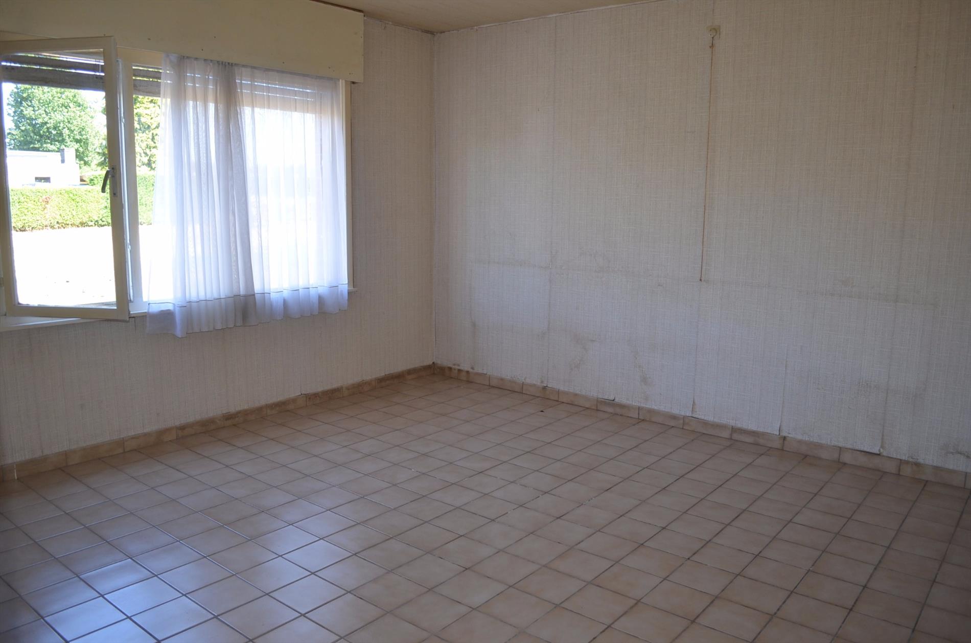 Te renoveren ruime bungalow met 3 slpks en garage te Adegem 