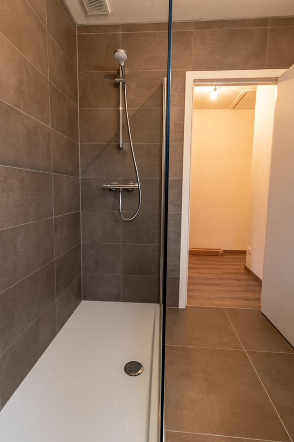 LICHTRIJKE MODERNE HALFOPEN NIEUWBOUWWONING TE OOSTDUINKERKE 