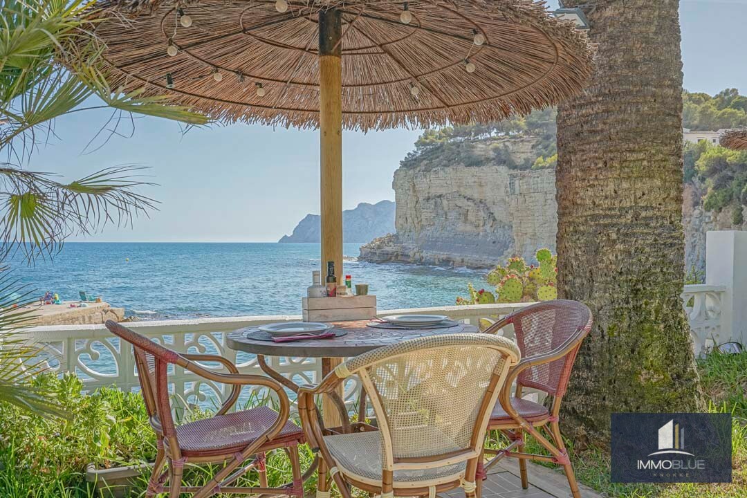 Moderne villa met adembenemend uitzicht over de kust. 