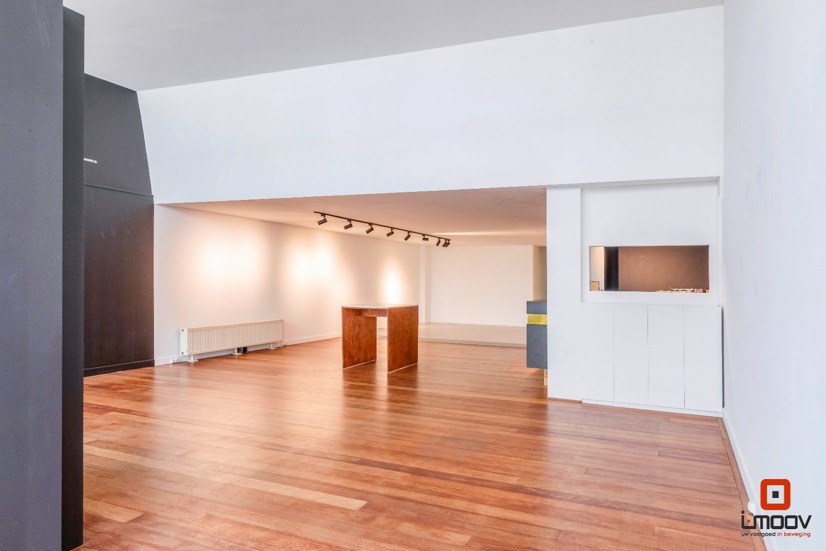 Uitzonderlijk ruim en lichtrijk handelspand met showroom op toplocatie in Gent 