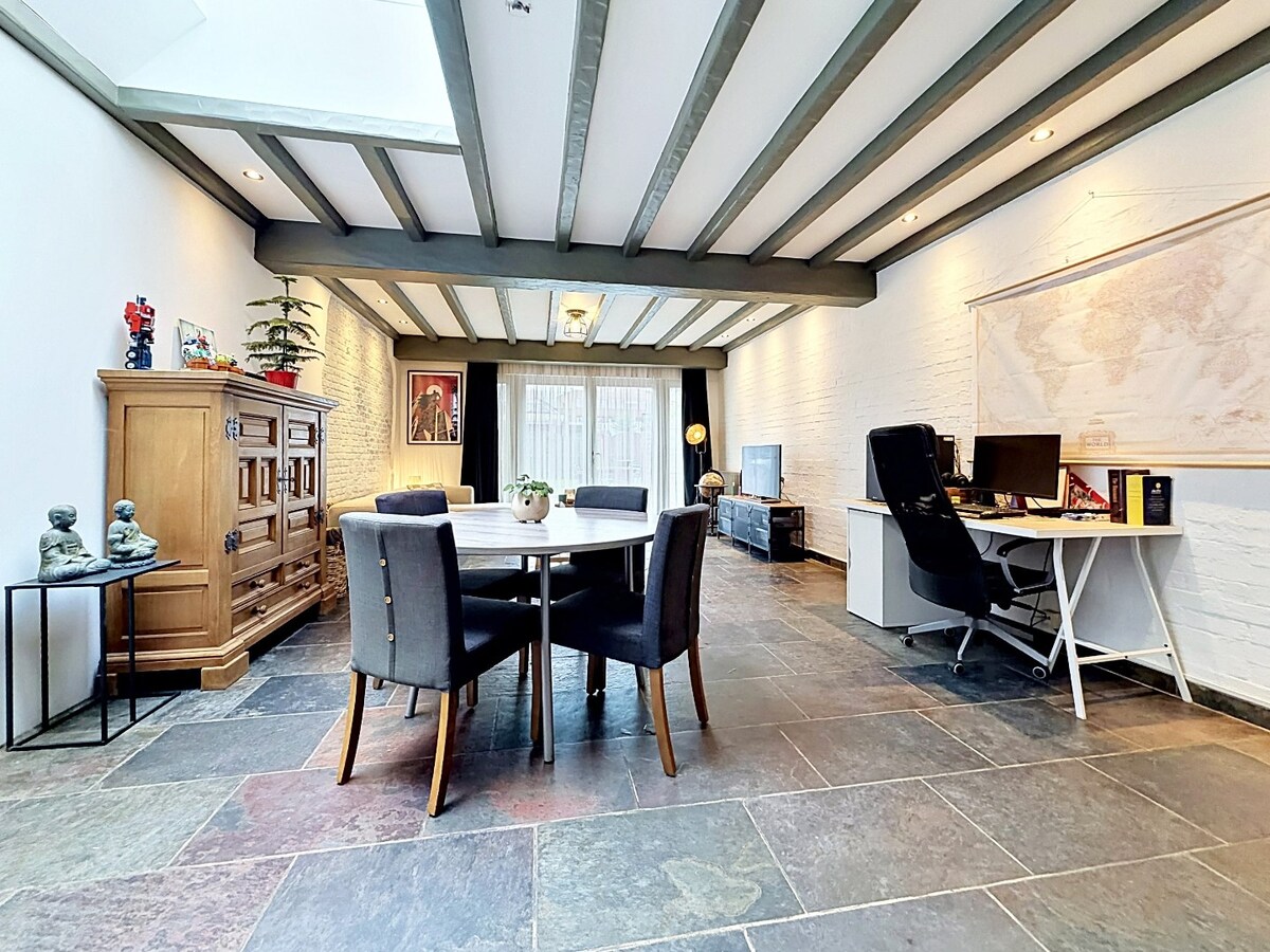 Karaktervolle woning met garage en grote tuin te centrum Zottegem 