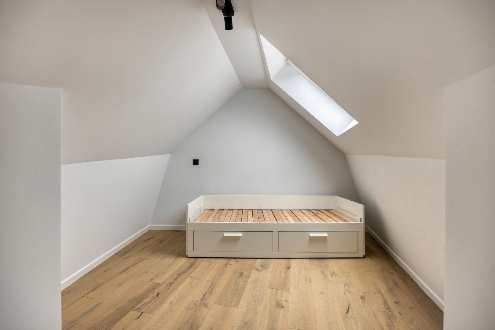 Volledig gerenoveerde en gemeubelde studentenkamers met privé-sanitair. 