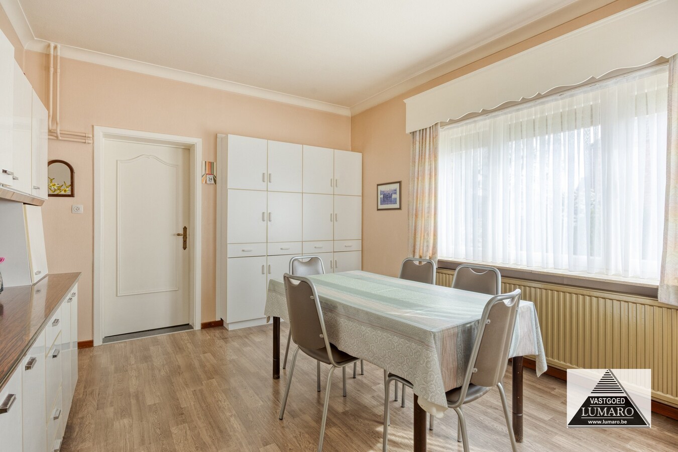 Te renoveren vrijstaande woning met 4 slaapkamers, tuin. 