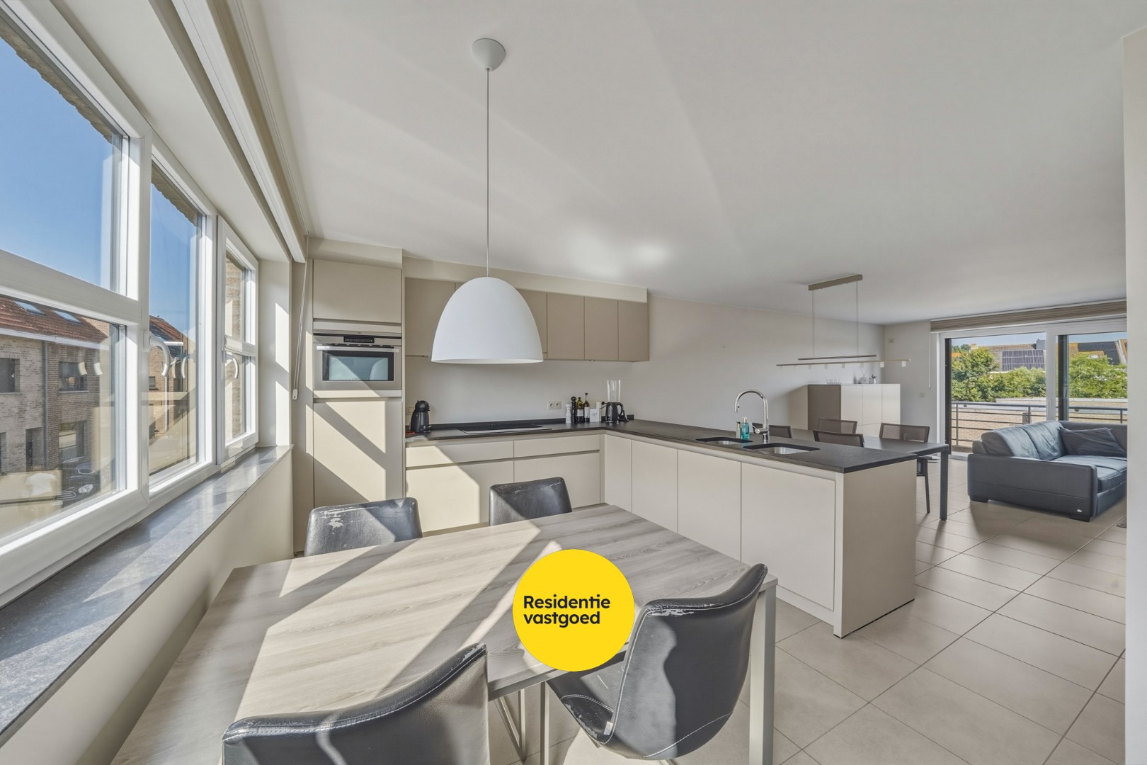 Instapklare recente woning met zeer ruime garage en tuin in Oudenburg 