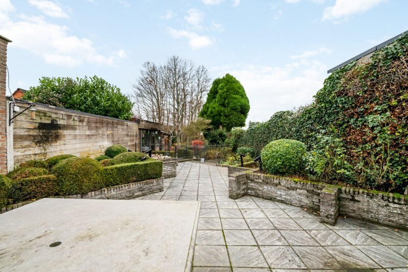 Uitstekend gelegen handelspand met woonst in Eernegem 