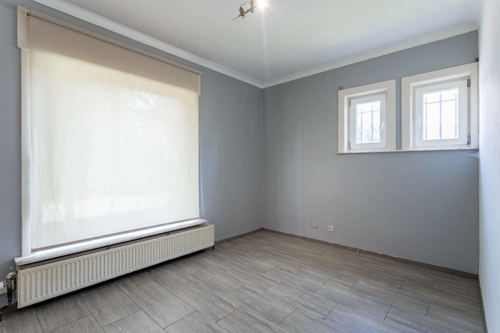 Ruime 4-gevelwoning met 4 slaapkamers, bureau, garage en tuin op 626 m² met bouwpotentieel in Halle 