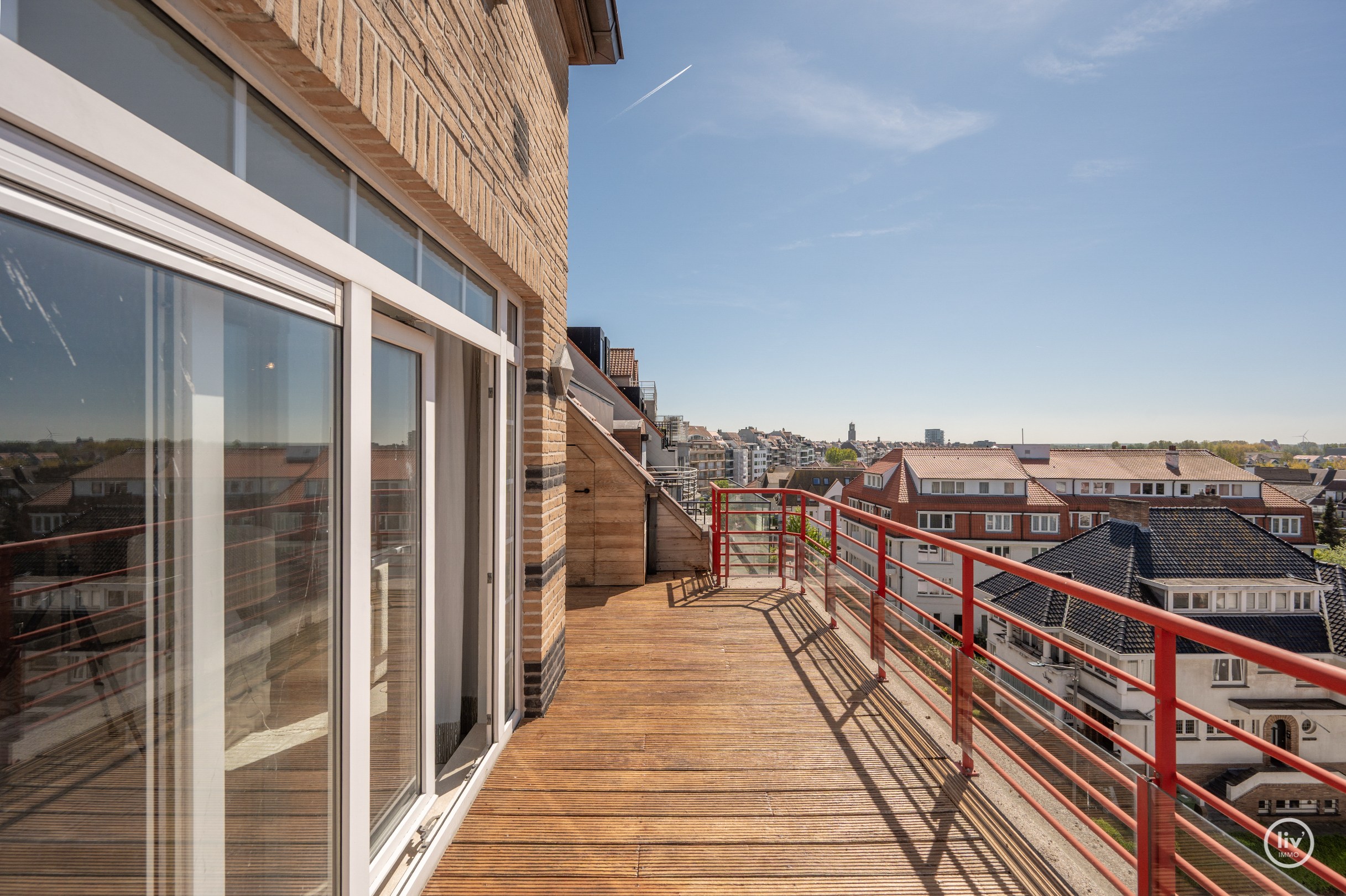 Prachtig en ruim 3-slaapkamerappartement met mooie terrassen en magnifiek open zicht alsook zeezicht.. 