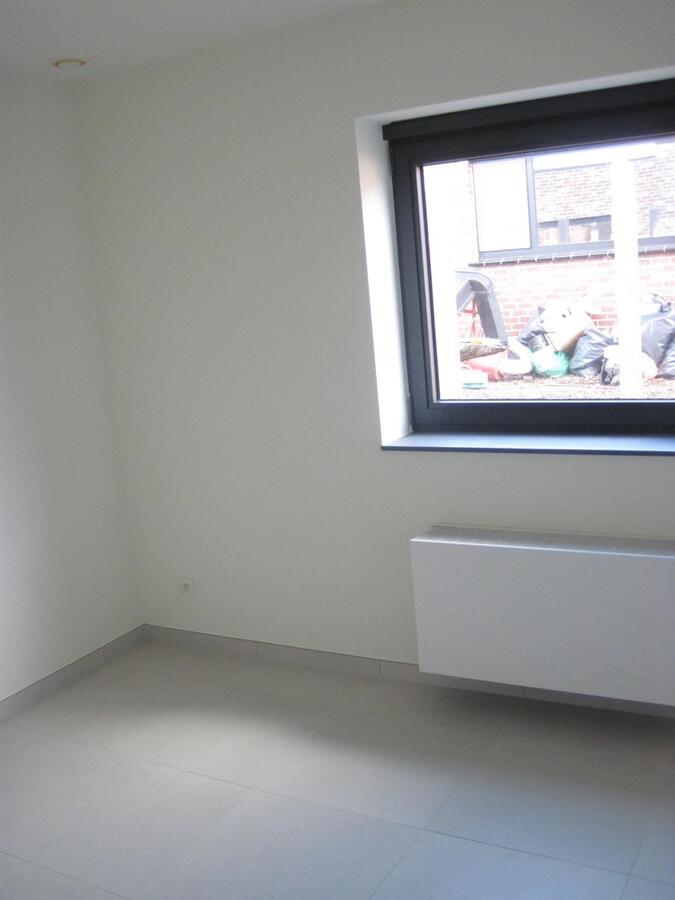 Splinternieuw ruim gelijkvloers appartement. 