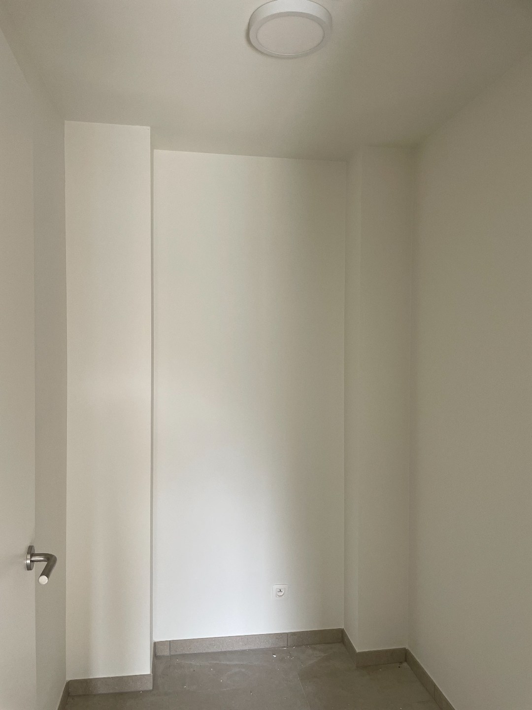 Zeer ruime moderne halfopen nieuwbouwwoning met tuin/terras en garage 