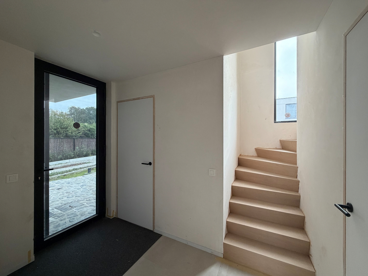 Ruime nieuwbouwwoning met terras en tuin. 