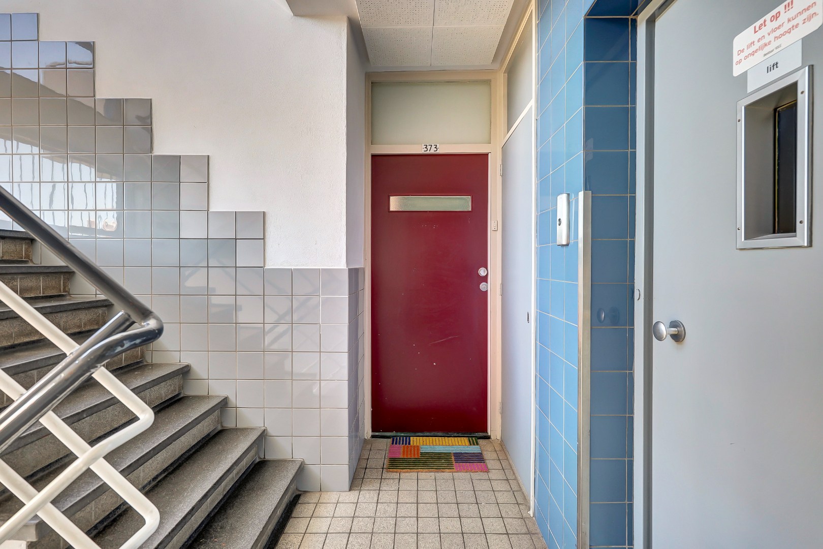Goed onderhouden en instapklaar 4-kamer hoek-appartement op de 4e verdieping met moderne keuken en badkamer, 3 balkons en gelegen op eigen grond. 