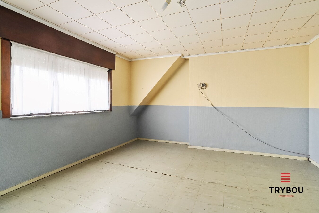 Halfopen woning met drie slaapkamers op ruim perceel van 770 m² 